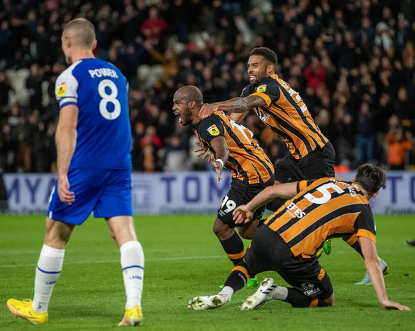 Hull City 'den Oscar Estupin golünü kutluyor ve skor 2-1 Hull City vs Wigan Athletic maçında MKM Stadyumu, Hull, Birleşik Krallık, 5 Ekim 202