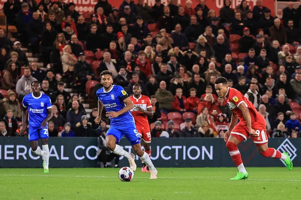 Birmingham City 'den Auston Trusty # 5, Middlesbrough, Birleşik Krallık' taki Riverside Stadyumu 'nda Middlesbrough - Birmingham City maçında Middlesbrough # 9 Middlesbrough maçında baskı altında.