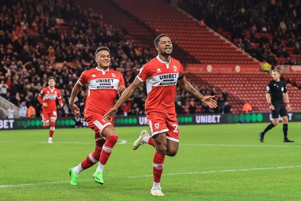 Middlesbrough 'dan Chuba Akpom # 29, Middlesbrough, Birleşik Krallık Riverside Stadyumu' nda Middlesbrough - Birmingham City maçında 1-0 kazanma golünü kutluyor.