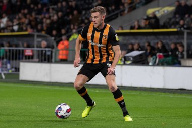 Hull City 'den Callum Elder # 3 numaralı forvet Hull City' nin Wigan Athletic 'e karşı oynadığı 5 Ekim 202' de, Hull Stadyumu 'nda oynanan Gökyüzü İddia Şampiyonası maçında top üzerinde.