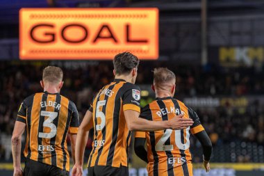Hull City 'den Dimitrios Pelkas golünü Callum Elder ve Alfie Jones' la birlikte Hull City 'nin Wigan Athletic' e karşı oynadığı 5 Ekim 202 'de oynanan maçta 1-1' lik skorla kutluyor.