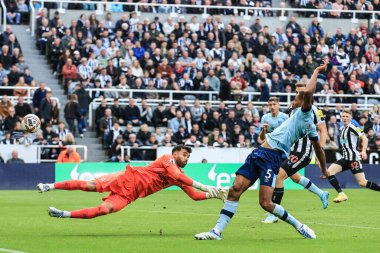 Brentford 'dan Ethan Pinnock # 5 kendi golünü atıyor. Premier Lig maçında Newcastle United, Brentford' a karşı. St. James 's Park, Newcastle, İngiltere, 8 Ekim 202