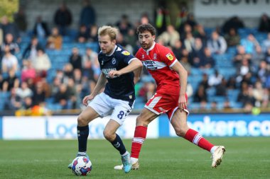 Millwall 'dan Billy Mitchell # 8, Middlesbrough' dan Matt Crooks # 25, Sky Bet Şampiyonası maçında Millwall 'a karşı Middlesbrough' u yendi.