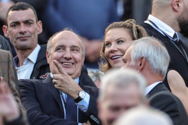 Newcastle United takımından Amanda Staveley, 8 Ekim 202 'de St. James' s Park, Newcastle, İngiltere 'de oynanan Premier League maçında Newcastle United' ın Brentford 'a karşı oynadığı maçta büyük bayrağa gülümsüyor.