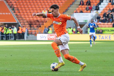 Blackpool 'dan Theo Corbeanu 8 Ekim 202' de Bloomfield Road, Blackpool 'da Blackpool' a karşı oynanan Gökyüzü İddia Şampiyonası karşılaşmasında topla bir çıkış yaptı.