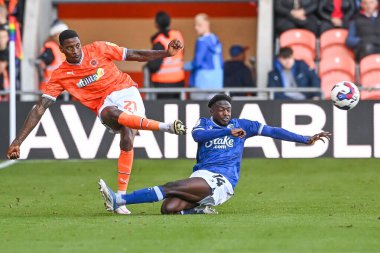 Blackpool # 21 'den Marvin Ekpiteta, Blackpool - Watford maçında topu temizliyor. Bloomfield Road, Blackpool, Birleşik Krallık, 8 Ekim 202' de.