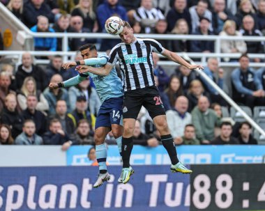 Chris Wood # 20 Newcastle United ve Saman Ghoddos # 14 Brentford Premier Lig maçı sırasında Newcastle United Brentford 'a karşı St. James' s Park, Newcastle, İngiltere, 8 Ekim 202