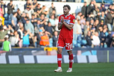 Middlesbrough 'dan Matt Crooks, 8 Ekim 202' de The Den, Londra, İngiltere 'de oynanan Sky Bet Şampiyonası maçının son düdüğündeki taraftarlarını alkışlıyor.