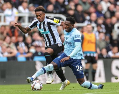 Brentford 'dan Shandon Baptiste # 26 Newcastle United Premier Lig maçı Newcastle United' a karşı 8 Ekim 202 'de St. James' s Park, Newcastle, İngiltere 'de oynanan karşılaşmada Joe Willock # 28 numara tarafından faul edildi.