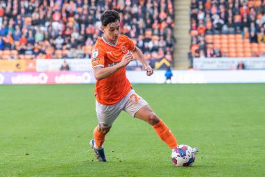 Blackpool 'dan Charlie Patino 8 Ekim 202' de Bloomfield Road, Blackpool 'da Blackpool' a karşı oynanan Blackpool Şampiyonası maçında topa vuruyor.