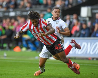 Aji Alese # 42 os Sunderland, Swansea.com Stadyumu 'nda Swansea City-Sunderland maçında Joel Latibeaudiere # 22 numaradan faul yaptı.