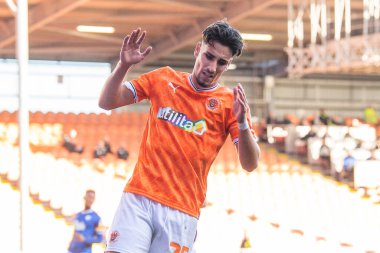 Blackpool 'dan Theo Corbeanu 8 Ekim 202' de Bloomfield Road, Blackpool 'da oynanan Blackpool-Watford maçında golü kaçıran şansa tepki gösterdi.