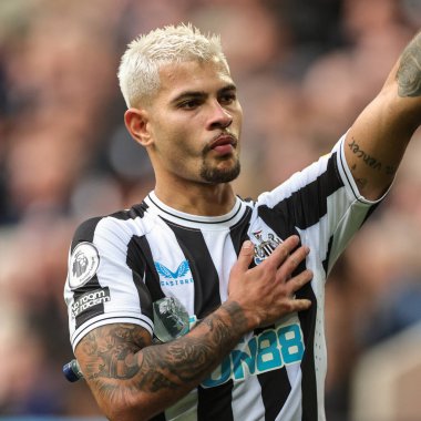 Newcastle United 'dan Bruno Guimares, 8 Ekim 2022' de St. James 's Park, Newcastle, İngiltere' de oynanan Premier League maçında Newcastle United 'ın Brentford' a karşı oynadığı maçın ardından taraftarlarını tanıdı.