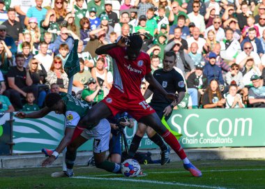 Accrington Stanley orta saha oyuncusu Muhammed Sangare (15), 8 Ekim 202 tarihinde Home Park, Plymouth, İngiltere 'de oynanan Sky Bet League 1 karşılaşmasında topu Plymouth Mumba' dan (17) koruyor.