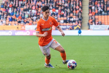 Blackpool 'dan Charlie Patino 8 Ekim 202' de Bloomfield Road, Blackpool 'da Blackpool' a karşı oynanan Blackpool Şampiyonası maçında topa vuruyor.