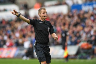 Hakem Gavin Ward, Sky Bet Şampiyonası maçında Swansea City, Sunderland 'a karşı Swansea.com Stadyumu, Swansea, Birleşik Krallık, 8 Ekim 202