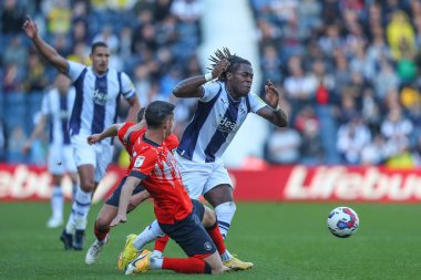 West Bromwich Albion 'dan Brandon Thomas-Asante # 21, 8 Ekim 202' de The Hawthorns, West Bromwich, Birleşik Krallık 'ta Luton Town' a karşı oynanan Sky Bet Şampiyonası maçında Luton Town 'dan Dan Potts # 3 ile mücadele ediyor.