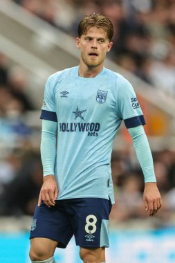 Brentford 'dan Mathias Jensen # 8 Premier League maçı sırasında Newcastle United ile Brentford St. James' s Park, Newcastle, İngiltere, 8 Ekim 202