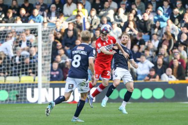 Darragh Lenihan # 26 Middlesbrough ve Andreas Voglsammer # 21 of Millwall Gökyüzü İddia Şampiyonası karşılaşmasında Millwall Middlesbrough 'a karşı The Den, Londra, İngiltere, 8 Ekim 202