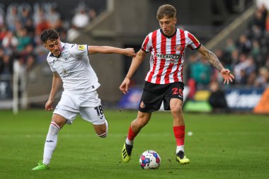 Sunderland 'dan Jack Clarke # 20 Sunderland Swansea Stadyumu Swansea.com Stadyumu' nda Swansea City - Swansea Şampiyonası 'nda Luke Cundle # 18' in baskısı altında.