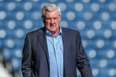 West Bromwich Albion 'un Steve Bruce teknik direktörü, West Bromwich Albion' a karşı Luton Town 'un 8 Ekim 202' de oynadığı The Hawthorns, West Bromwich maçının öncesinde stadyuma geldi.