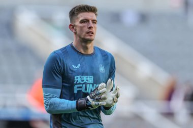 Newcastle United 'ın 22. Nick Pope Premier Lig karşılaşmasından önceki maç öncesi ısınma sırasında Newcastle United ile Brentford St. James' s Park, Newcastle, İngiltere, 8 Ekim 202
