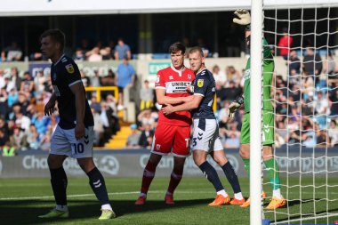 Middlesbrough 'dan Paddy McNair # 17 ve Millwall' dan George Saville # 23 Sky Bet Şampiyonası 'nda köşenin teslimini bekliyorlar Millwall Middlesbrough' a karşı The Den, Londra, İngiltere, 8 Ekim 202