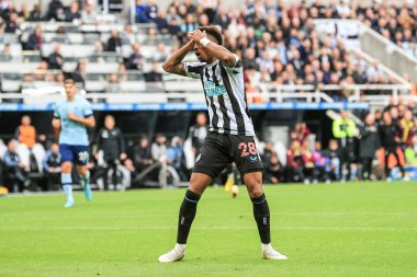 Newcastle United takımının oyuncusu Joe Willock, 8 Ekim 202 'de St. James' s Park, Newcastle 'da oynanan Premier League karşılaşmasında Newcastle United' ın Brentford 'a karşı oynadığı maçta gol atma şansını kaçırdıktan sonra tepki gösterdi.