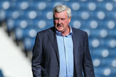 West Bromwich Albion 'un Steve Bruce teknik direktörü, West Bromwich Albion' a karşı Luton Town 'un 8 Ekim 202' de oynadığı The Hawthorns, West Bromwich maçının öncesinde stadyuma geldi.