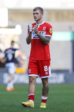 Middlesbrough 'dan Riley McGree, 8 Ekim 202' de The Den, Londra, İngiltere 'de oynanan Sky Bet Şampiyonası karşılaşmasında taraftarlarını kabul ediyor.