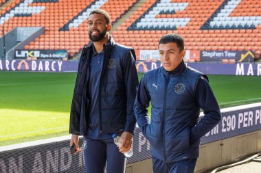 CJ Hamilton # 22 ve Ian Poveda # 26 of Blackpool, Blackpool 8 Ekim 202 'de Bloomfield Road, Blackpool' da Blackpool-Watford maçından önce geldiler.