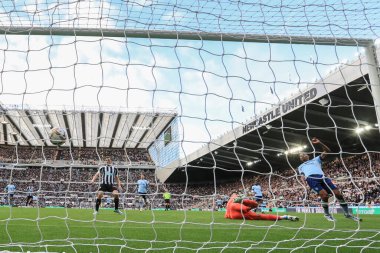 Brentford 'dan Ethan Pinnock # 5 kendi golünü atıyor. Premier Lig maçında Newcastle United, Brentford' a karşı. St. James 's Park, Newcastle, İngiltere, 8 Ekim 202