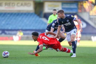 Middlesbrough 'dan Rodrigo Muniz 8 Ekim 202' de The Den, Londra 'da Millwall-Middlesbrough maçında Millwall # 4 Millwall' dan Shaun Hutchinson 'a meydan okudu.