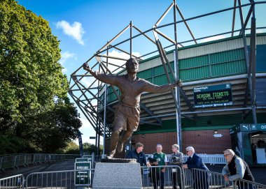 Jack Leslie, 8 Ekim 202 'de Home Park, Plymouth, İngiltere' de oynanan Sky Bet Ligi 1 maçı sırasında Home Park 'ın dışında heykel heykeli Plymouth Argyle' a karşı Accrington Stanley