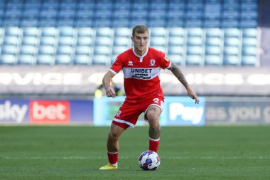 Middlesbrough 'dan Riley McGree, 8 Ekim 202' de The Den, Londra 'da oynanan Millwall-Middlesbrough maçında top üzerinde.