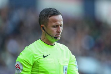 Hakem David Webb Sky Bet Şampiyonası maçında West Bromwich Albion, Luton Town 'a karşı The Hawthorns, West Bromwich, İngiltere, 8 Ekim 202