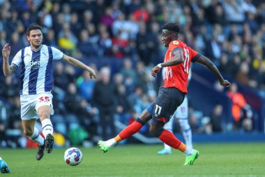Luton Town 'dan Elijah Adebayo, West Bromwich Albion' a karşı Luton Town 'un 8 Ekim 2022' de oynadığı The Hawthorns, West Bromwich, İngiltere 'deki Sky Bet Şampiyonası maçında pas attı.