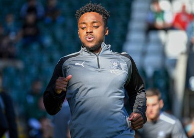 Plymouth Argyle forvet Niall Ennis (11), 8 Ekim 202 'de Home Park, Plymouth, İngiltere' de oynanan Sky Bet Lig 1 karşılaşmasında Plymouth Argyle - Accrington Stanley maçında ısındı.
