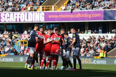 Her iki takımdan oyuncular da 8 Ekim 202 'de The Den, Londra, İngiltere' de oynanan Millwall-Middlesbrough maçında bir köşenin teslimini bekliyorlar.