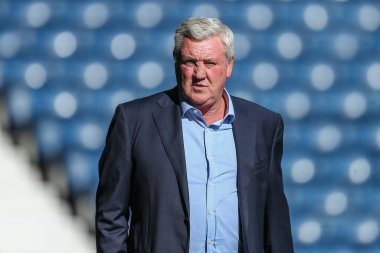 West Bromwich Albion 'un Steve Bruce teknik direktörü, West Bromwich Albion' a karşı Luton Town 'un 8 Ekim 202' de oynadığı The Hawthorns, West Bromwich maçının öncesinde stadyuma geldi.