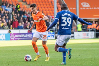 Blackpool 'dan Theo Corbeanu 8 Ekim 202' de Bloomfield Road, Blackpool 'da Blackpool' a karşı oynanan Gökyüzü İddia Şampiyonası karşılaşmasında topla bir çıkış yaptı.