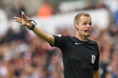 Hakem Gavin Ward, Sky Bet Şampiyonası maçında Swansea City, Sunderland 'a karşı Swansea.com Stadyumu, Swansea, Birleşik Krallık, 8 Ekim 202