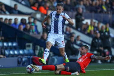 West Bromwich Albion 'dan 17 numaralı Jed Wallace, 8 Ekim 202' de The Hawthorns, West Bromwich, Birleşik Krallık 'ta Luton Town' a karşı oynanan Sky Bet Şampiyonası maçında Luton Town 'dan 5 numaralı Sonny Bradley ile mücadele ediyor.