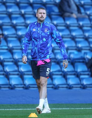Luton Town 'dan Sonny Bradley # 5, maç öncesi ısınma maçı öncesinde West Bromwich Albion Luton Town' a karşı The Hawthorns, West Bromwich, İngiltere, 8 Ekim 202