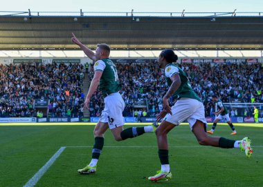 Gol 2-0 Plymouth Argyle orta saha oyuncusu Sam Cosgrove (16), 8 Ekim 202 'de Home Park, Plymouth, İngiltere' de oynanan Sky Bet 1 maçı Plymouth Argyle - Accrington Stanley maçında golü kutluyor.