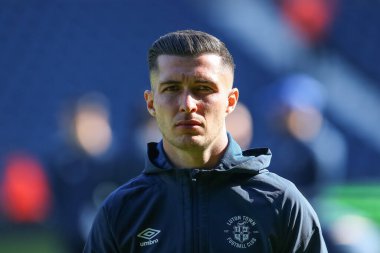 Luton Town 'dan Dan Potts, 8 Ekim 202' de İngiltere 'nin West Bromwich Albion-Luton Town maçı öncesinde stadyuma geldi.