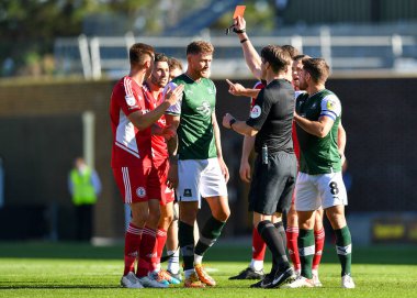 Plymouth Argyle defans oyuncusu Dan Scarr (6) ve Accrington Stanley defans oyuncusu Samus Conneely (28), 8 Ekim 2022 tarihinde Home Park, Plymouth, İngiltere 'de oynanan Sky Bet 1 karşılaşmasında kırmızı kart aldılar.