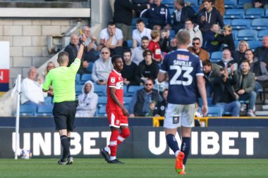 Middlesbrough 'dan Isaiah Jones' a Gök İddia Şampiyonası maçında sarı kart gösterildi. Millwall, Middlesbrough 'a karşı 8 Ekim 202' de The Den, Londra 'da.