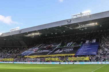 Newcastle taraftarları Newcastle United 'ın 8 Ekim 202' de St. James 's Park, Newcastle' da oynanan Premier League karşılaşmasında Amanda Staveley ile bayrak çekiyorlar.