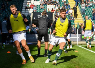 Plymouth Argyle orta saha oyuncusu Joe Edwards (8) ve Plymouth Argyle defans oyuncusu Dan Scarr (6), Sky Bet 1 karşılaşmasında ısındılar Plymouth Argyle Accrington Stanley 'e karşı Home Park, Plymouth, İngiltere, 8 Ekim 202
